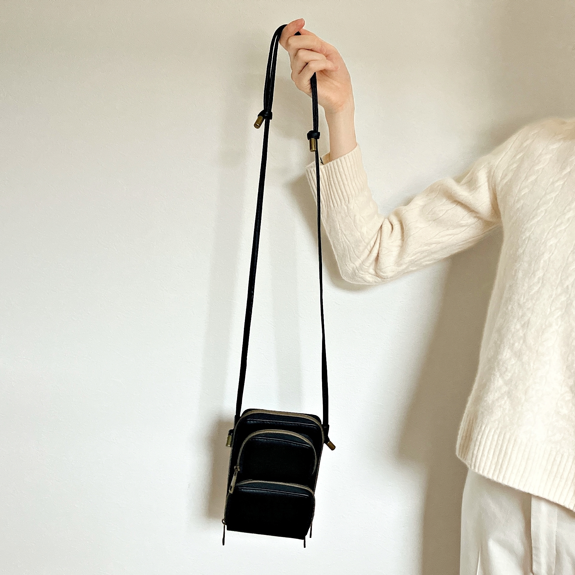 FamilyMart(ファミリーマート)のおすすめファッション小物「大人のための便利すぎるスマホショルダー 2種」