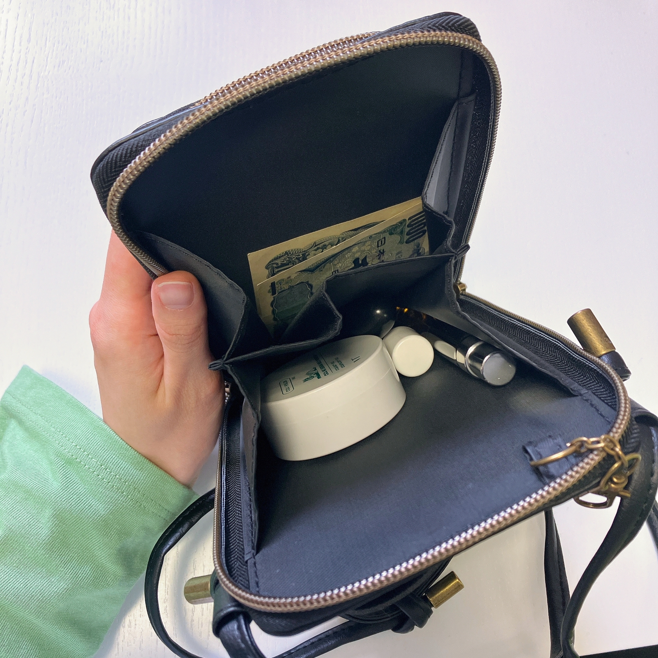 FamilyMart(ファミリーマート)のおすすめファッション小物「大人のための便利すぎるスマホショルダー 2種」