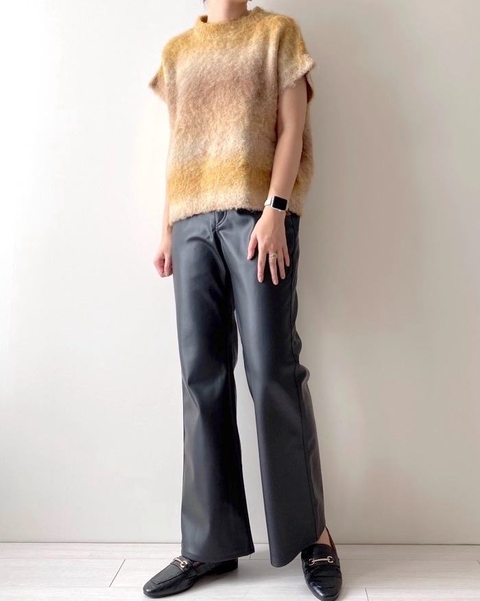GU(ジーユー)のおすすめパンツ「フェイクレザーワイドパンツ+E」