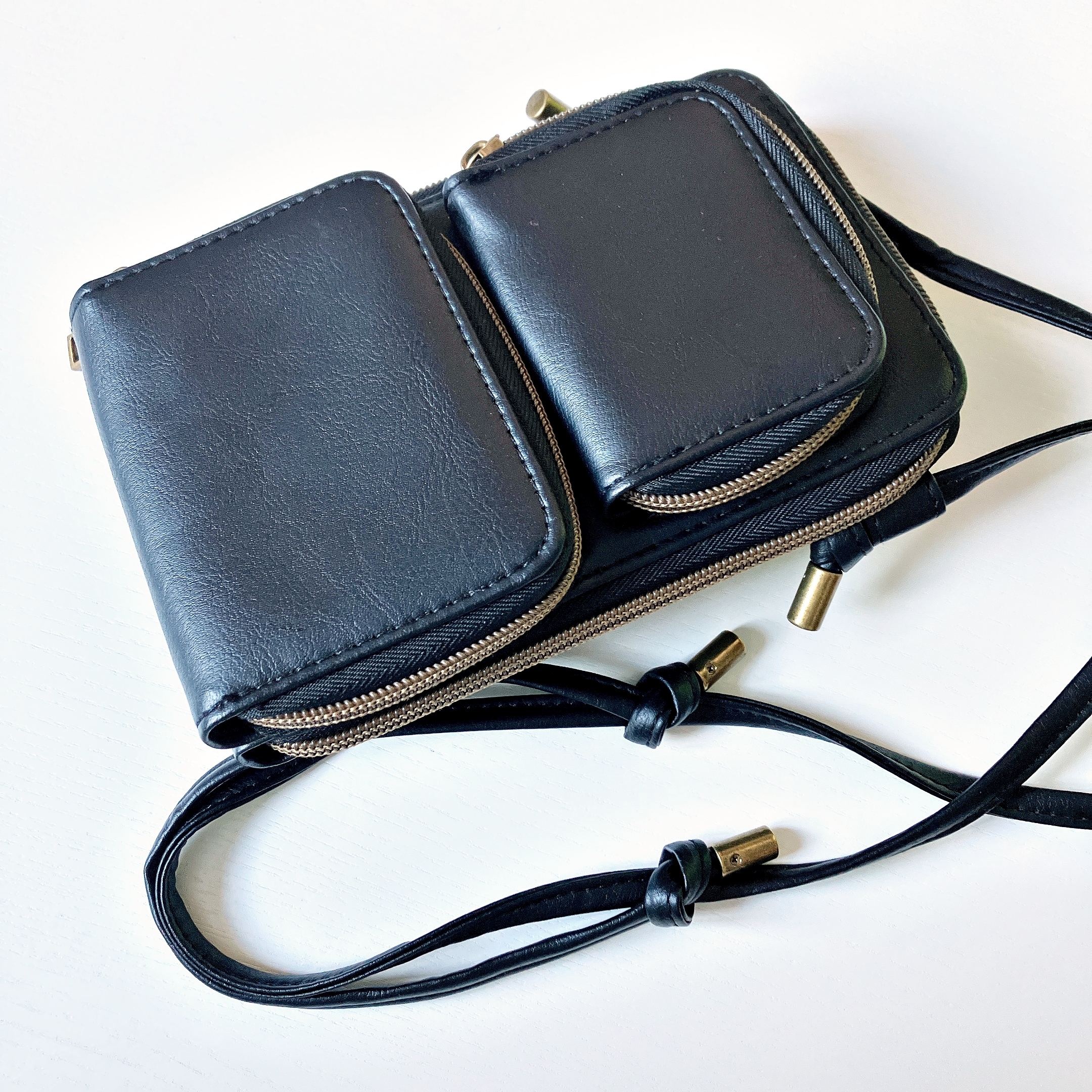 FamilyMart(ファミリーマート)のおすすめファッション小物「大人のための便利すぎるスマホショルダー 2種」