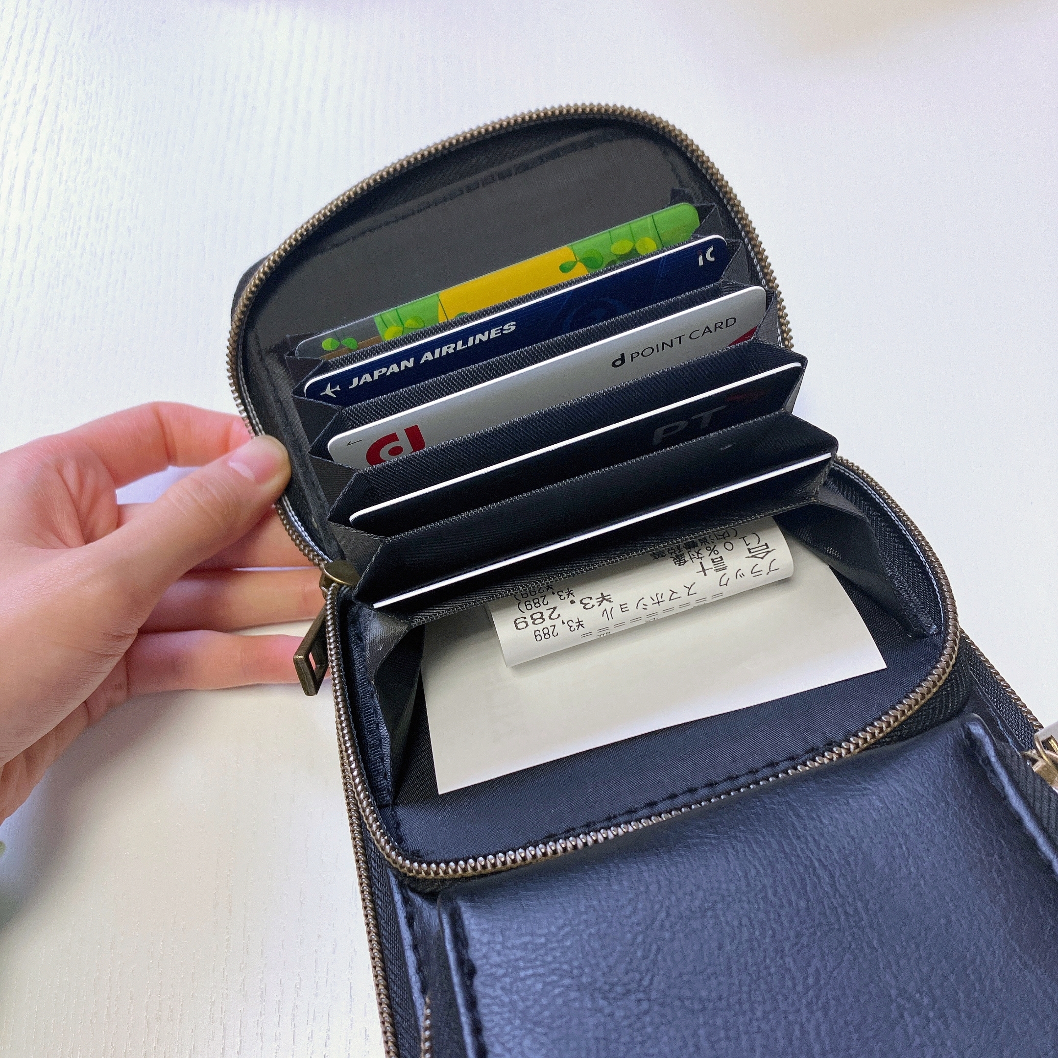 FamilyMart(ファミリーマート)のおすすめファッション小物「大人のための便利すぎるスマホショルダー 2種」