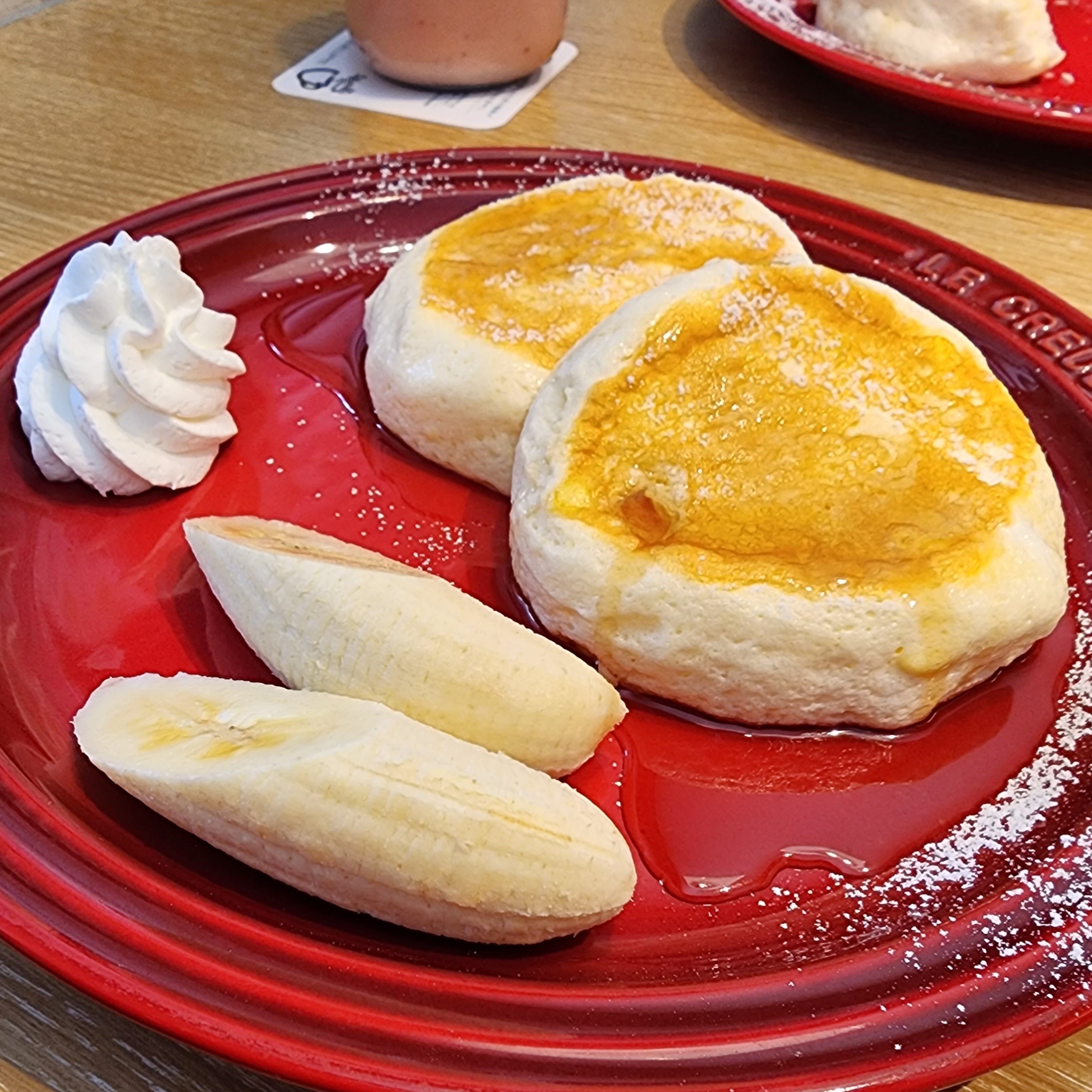 むさしの森珈琲のおすすめモーニング「バナナパンケーキ（蜂蜜入メイプルシロップ添え）」