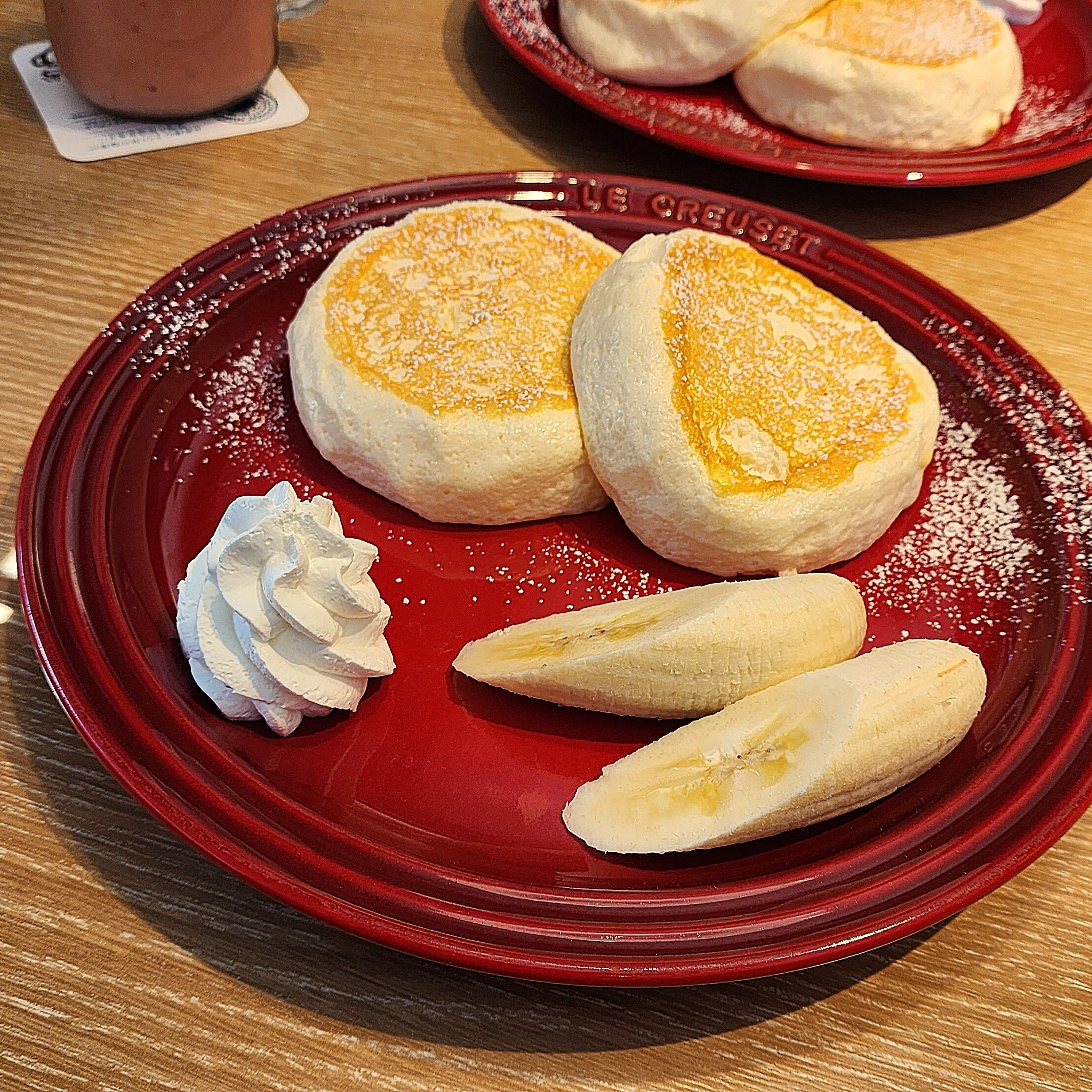 むさしの森珈琲のおすすめモーニング「バナナパンケーキ（蜂蜜入メイプルシロップ添え）」