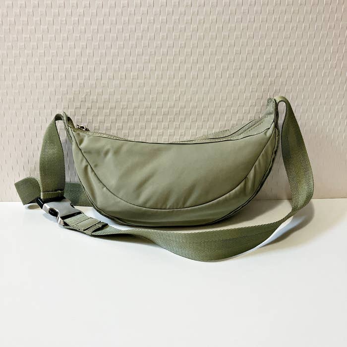 ZARA(ザラ)のおすすめバッグ「ナイロン クロスボディバッグ」