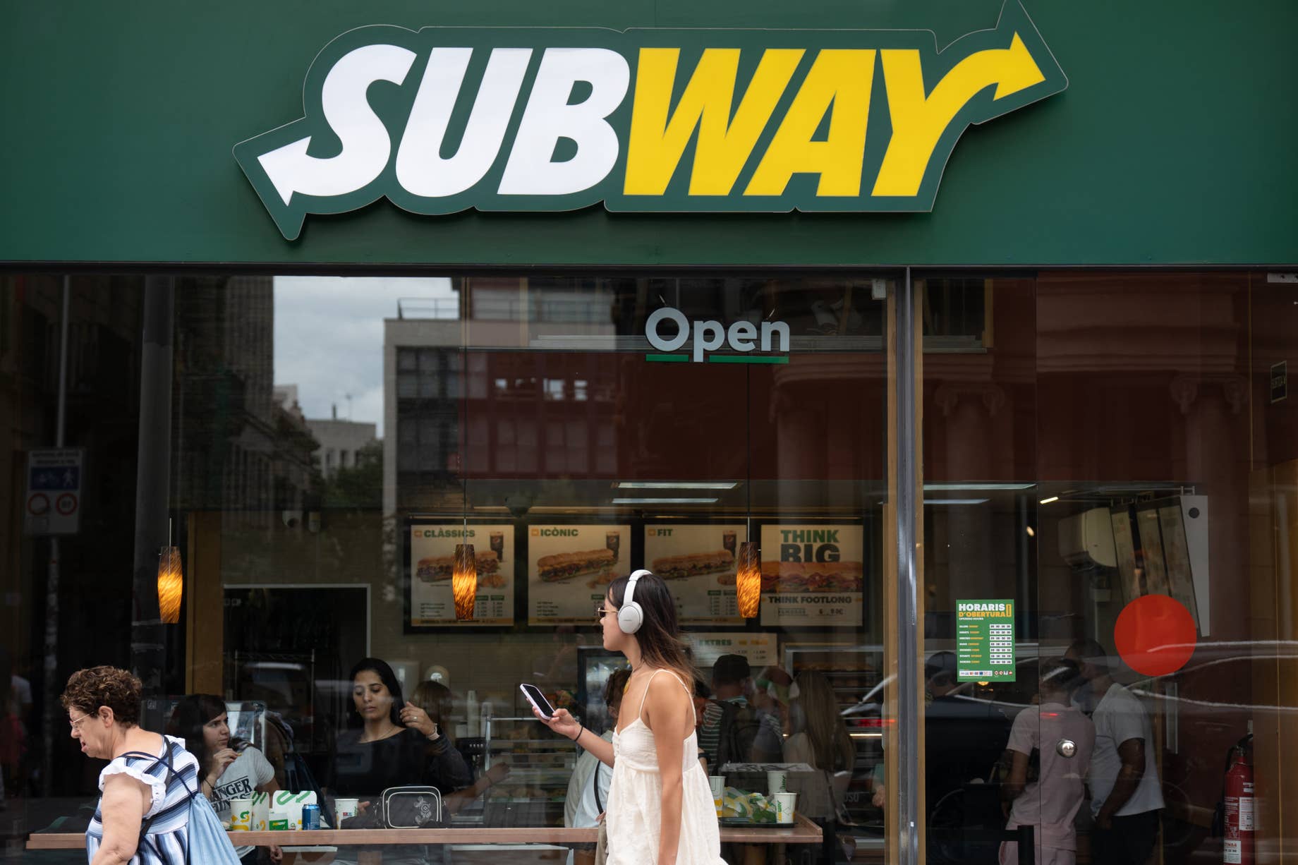 Subway Customer Accused of Fatally Shooting Employee Over 'Too Much(01)