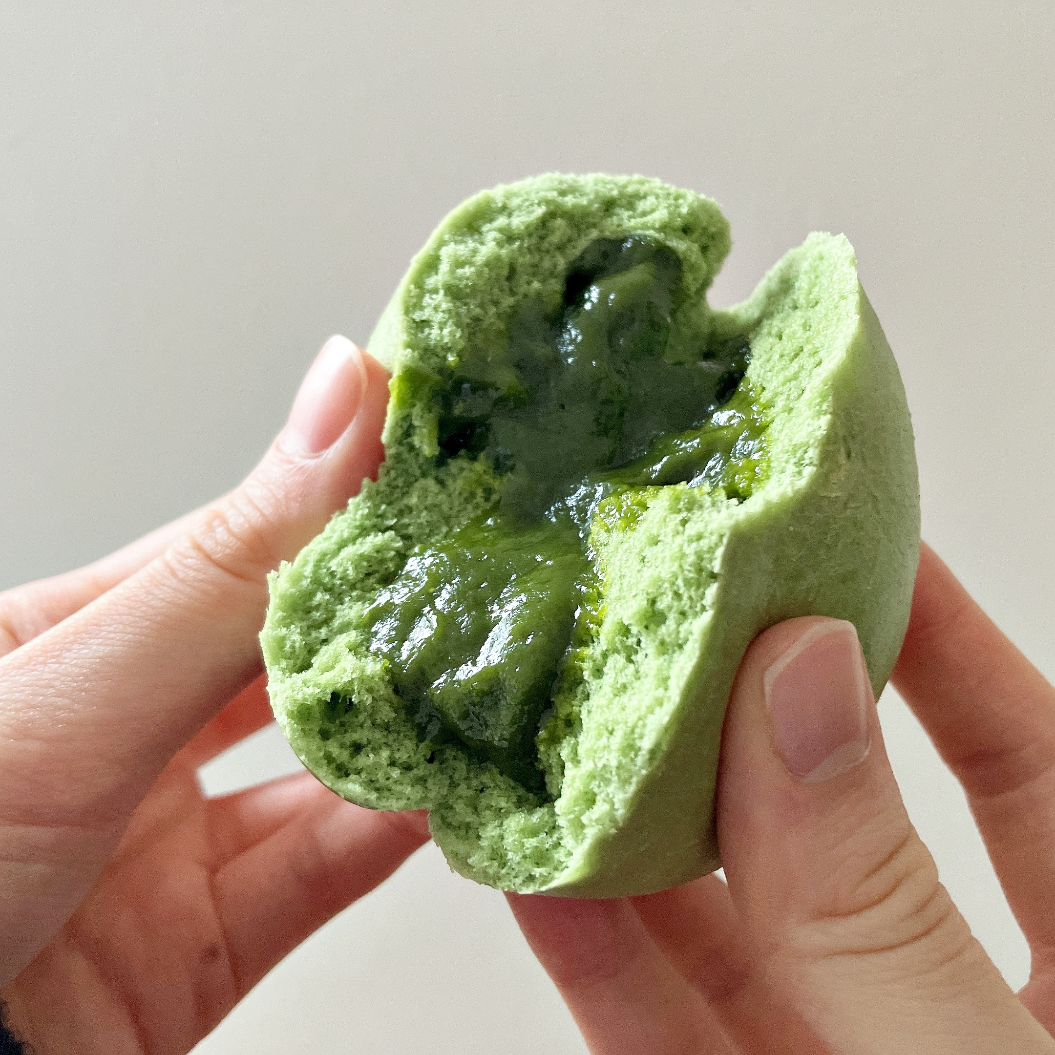 LAWSON(ローソン)のおすすめスイーツ「森半監修 抹茶ショコラまん」