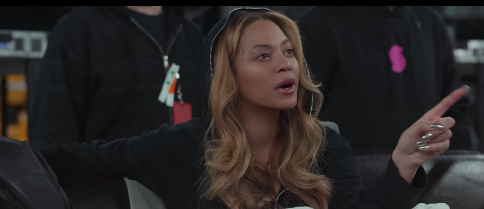 Beyoncé pointing as she speaks with her crew