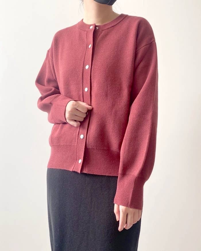 GU(ジーユー)「メタルボタンクルーネックカーディガン(長袖)」