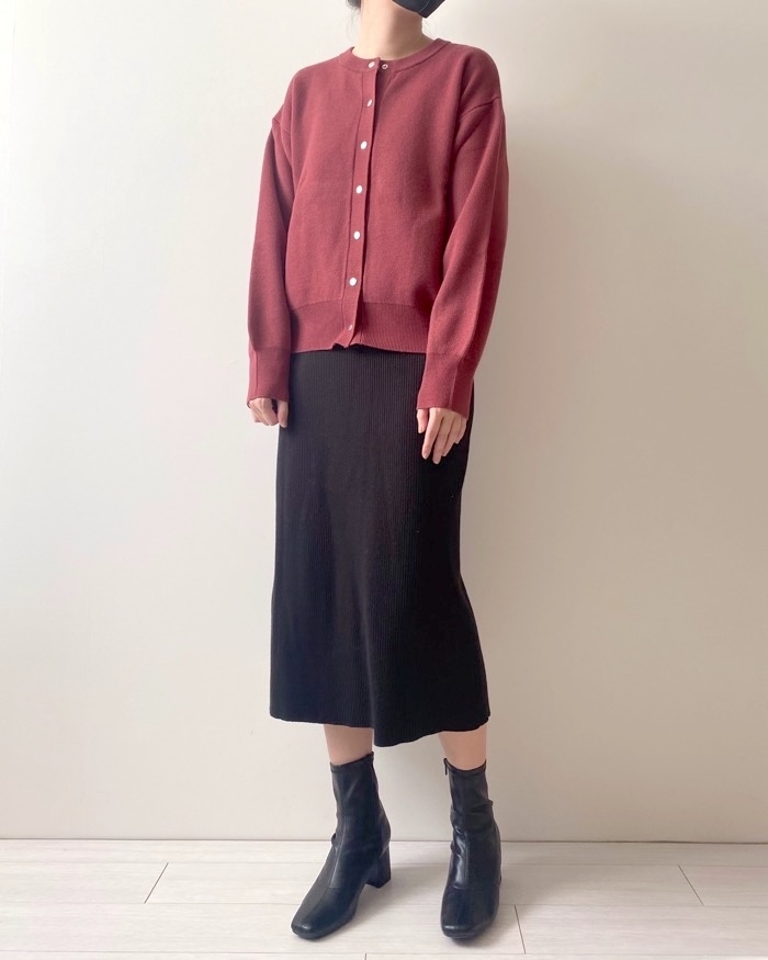 GU（ジーユー）「メタルボタンクルーネックカーディガン（長袖）」