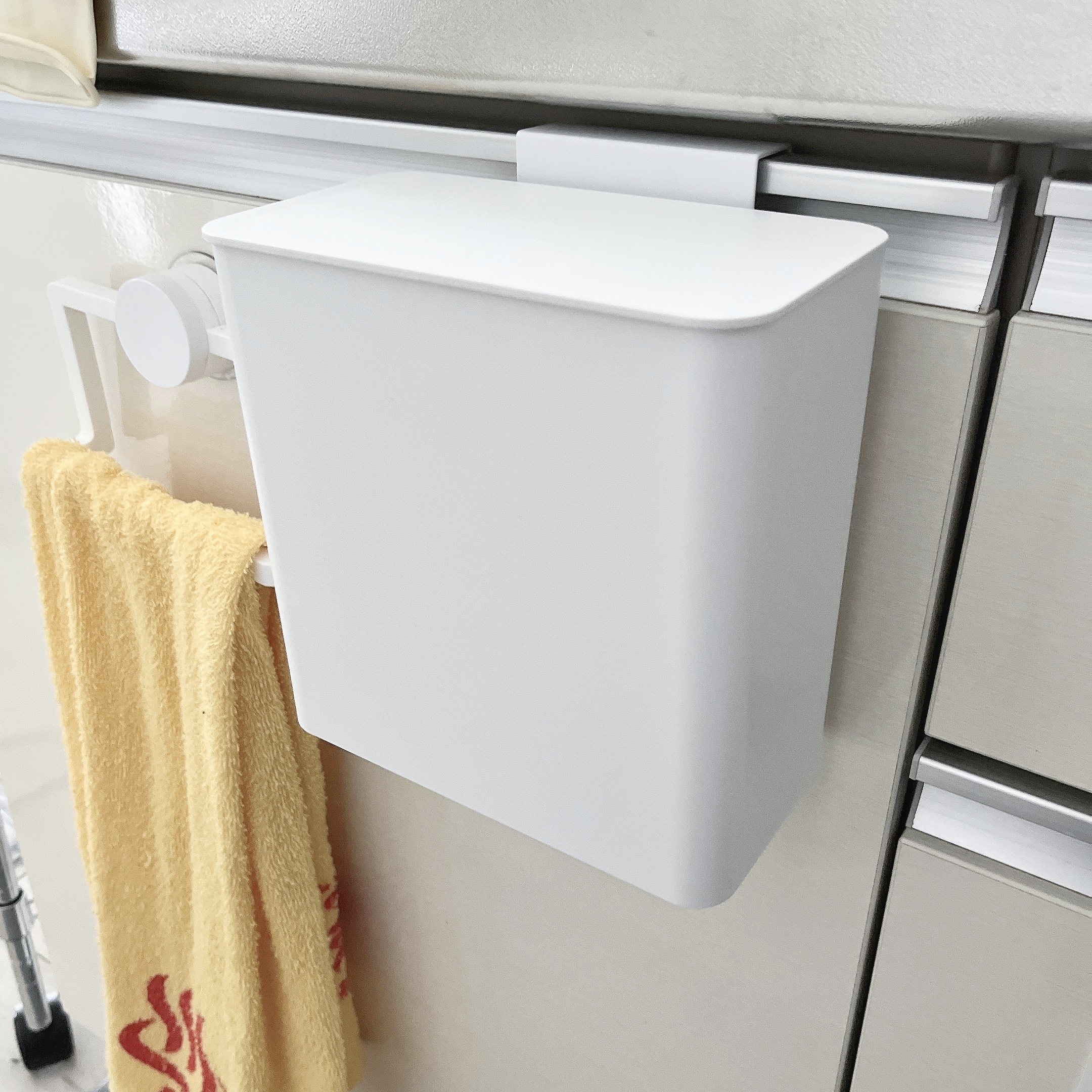 ニトリの便利なキッチンアイテム「マグネット&シンク扉ゴミ箱」