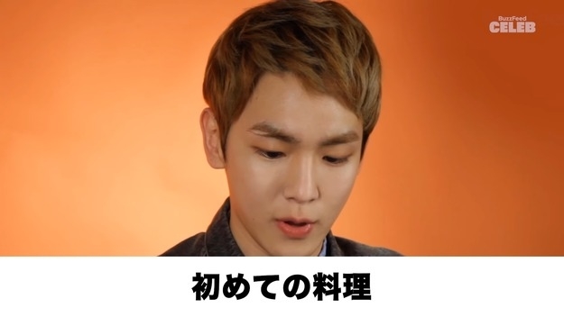 インタビューに答えるSHINeeのキー