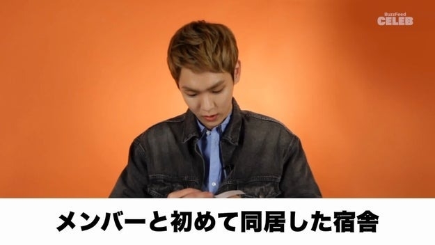 インタビューに答えるSHINeeのキー