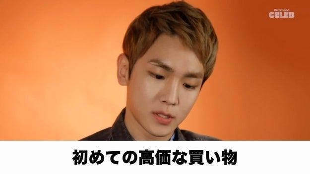 インタビューに答えるSHINeeのキー