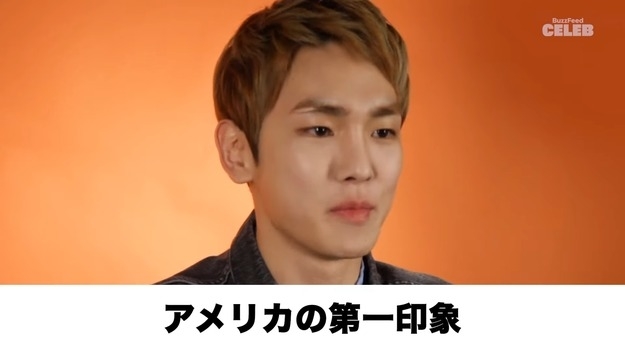 インタビューに答えるSHINeeのキー