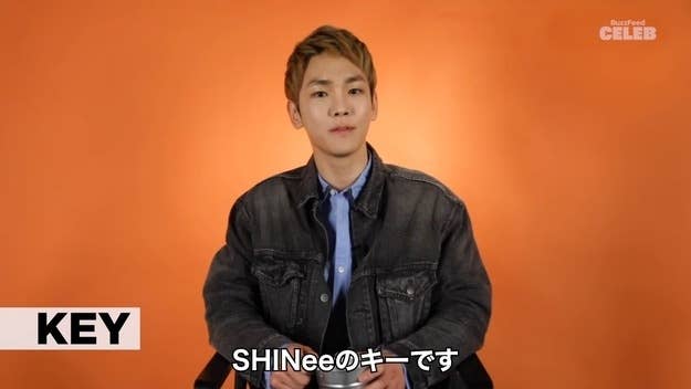 インタビューに答えるSHINeeのキー