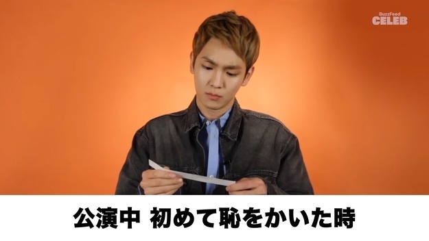 インタビューに答えるSHINeeのキー