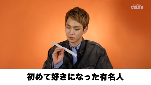 インタビューに答えるSHINeeのキー