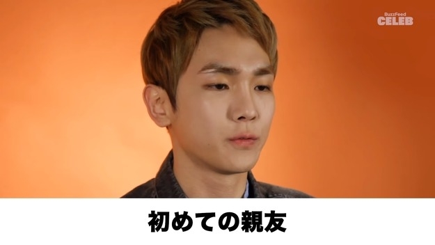 インタビューに答えるSHINeeのキー