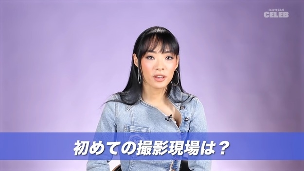 インタビューに答えるリナ・サワヤマ