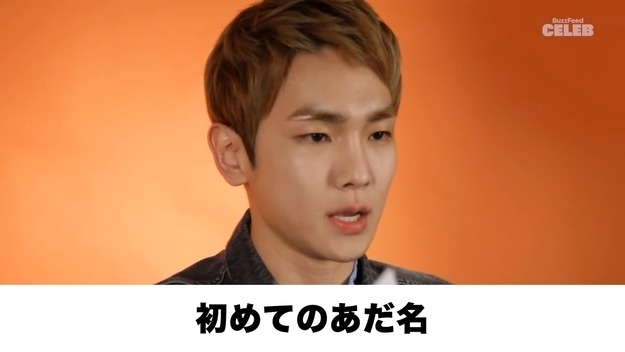 インタビューに答えるSHINeeのキー