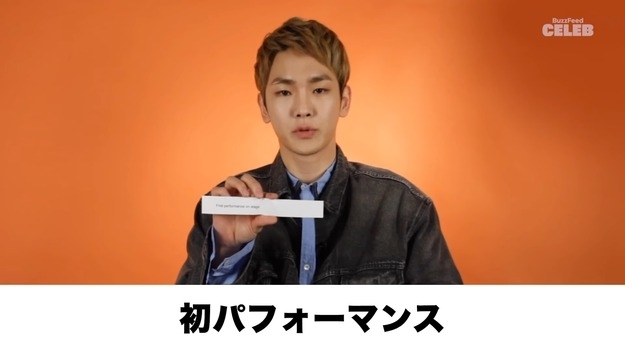 インタビューに答えるSHINeeのキー