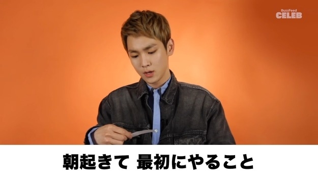 インタビューに答えるSHINeeのキー