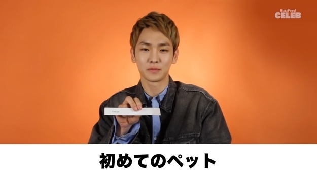 インタビューに答えるSHINeeのキー