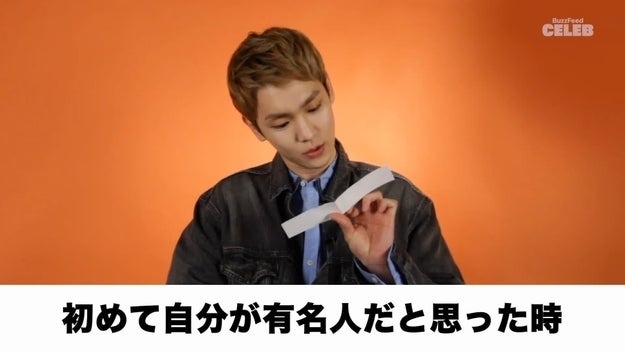 インタビューに答えるSHINeeのキー