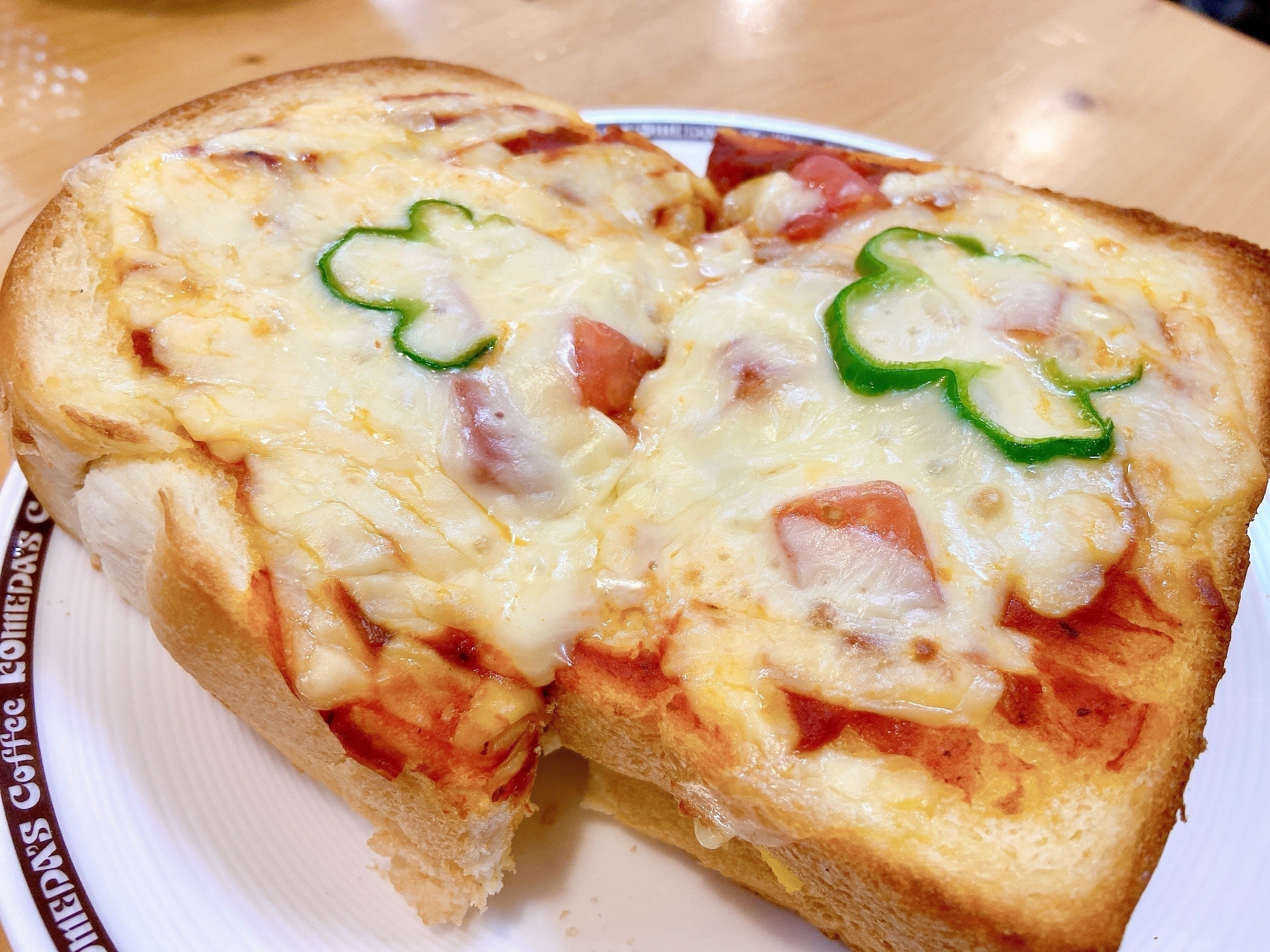 コメダ珈琲店のおすすめフード「たっぷりたまごのピザトースト」