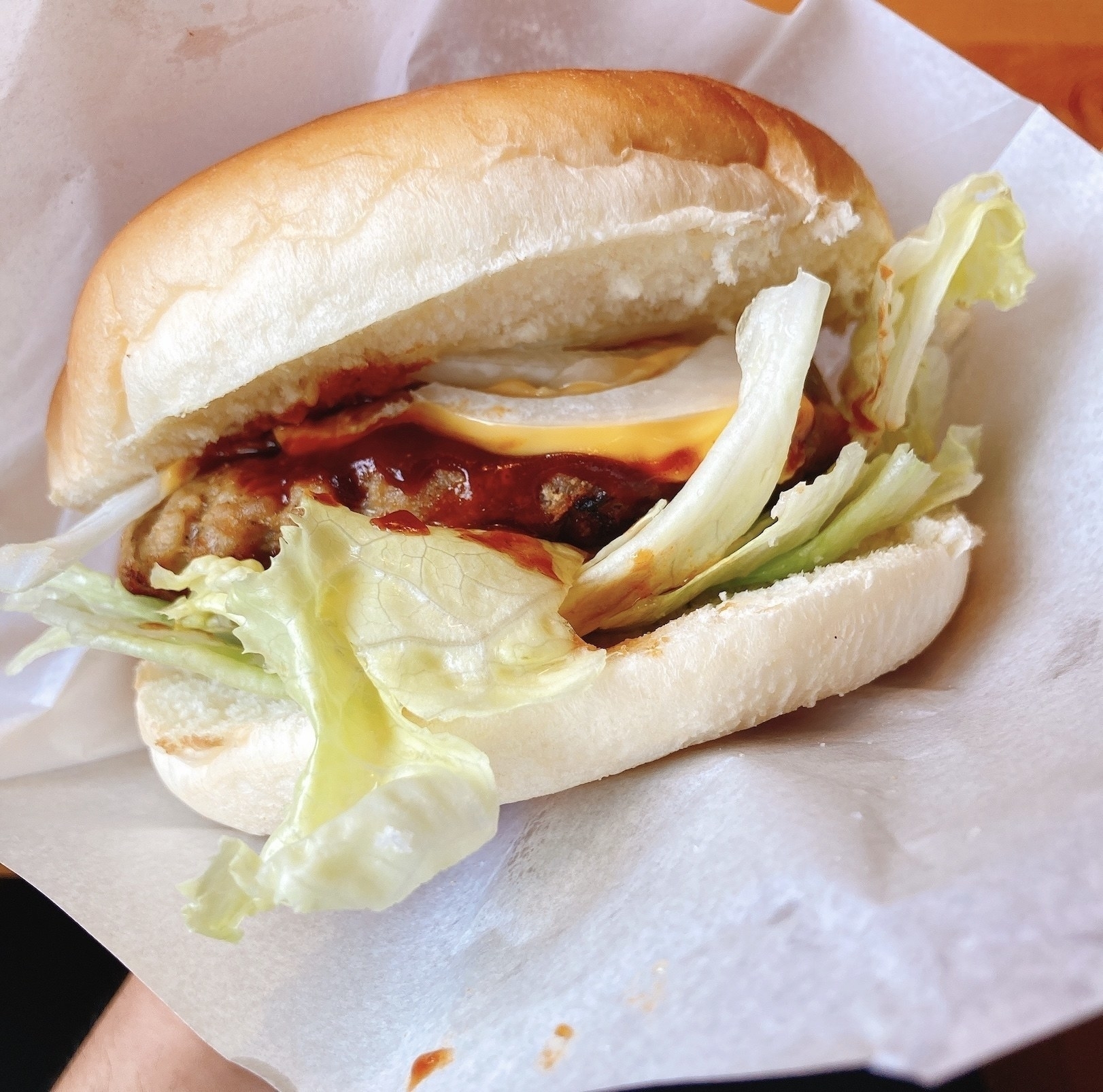 コメダ珈琲店のおすすめフード「自慢のドミグラスバーガー」