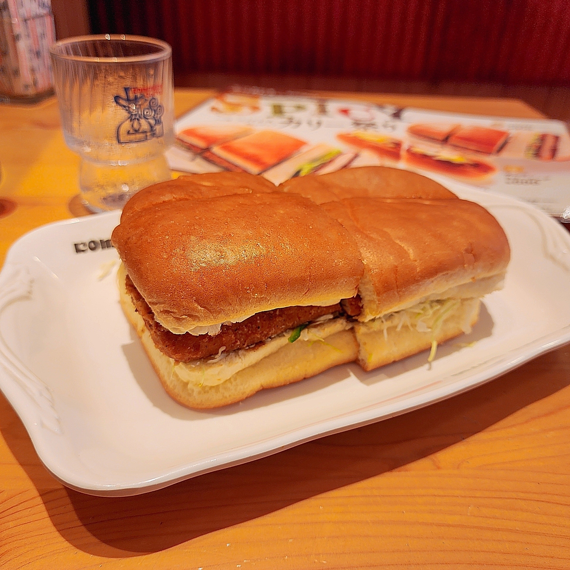 コメダ珈琲店のおすすめフード「チキンカツカリーパン」