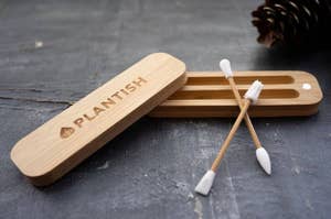 a bamboo case and two "cotton" swabs with silicone tips 