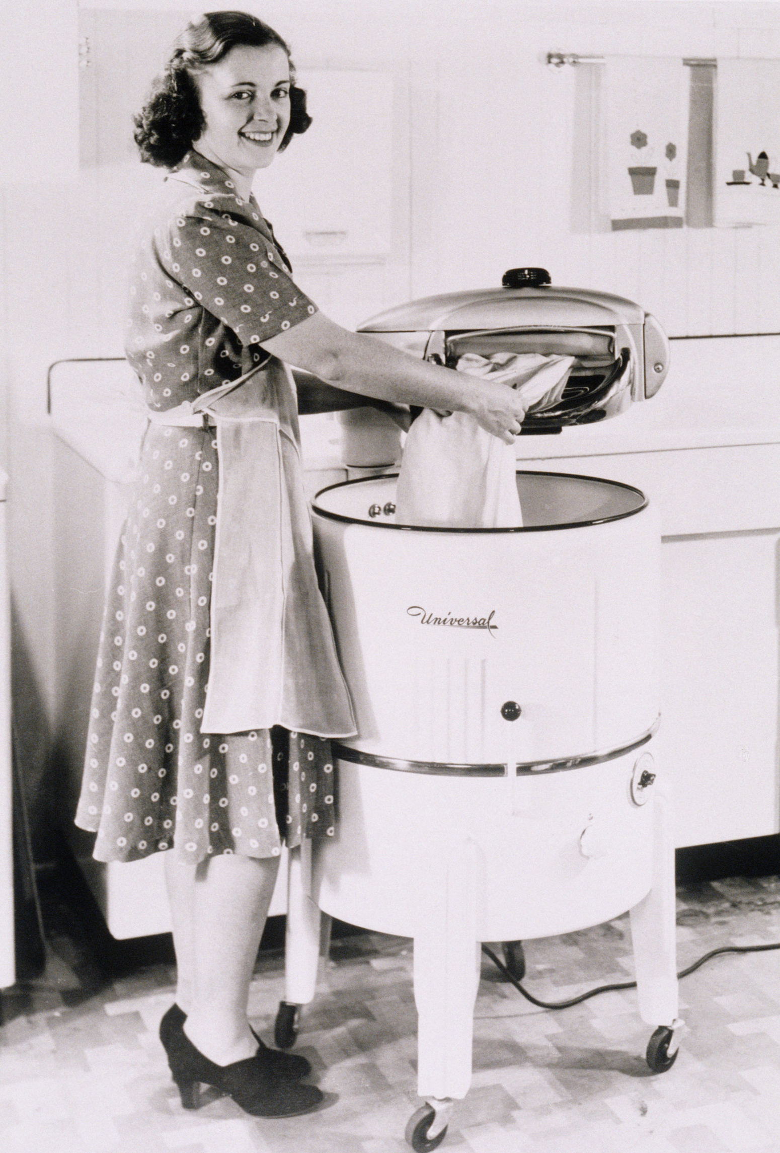 vintage photo of 50s housewife doing laundry