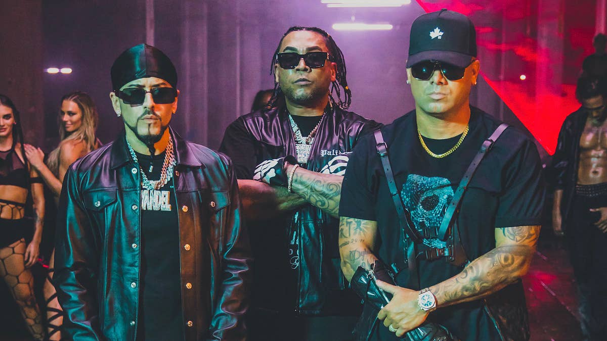 The track, featuring contributions by Wisin &amp; Yandel, is a part of the new EP Don Omar Presenta Back to Reggaeton. The song was produced by Luny Tunes.