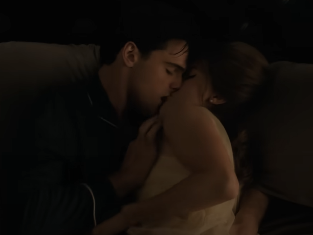 Close-up of Jacob and Cailee kissing in a scene from the movie