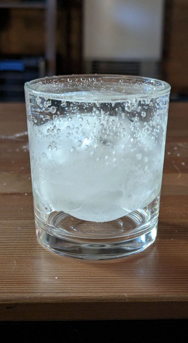 bottom of the glass has no water