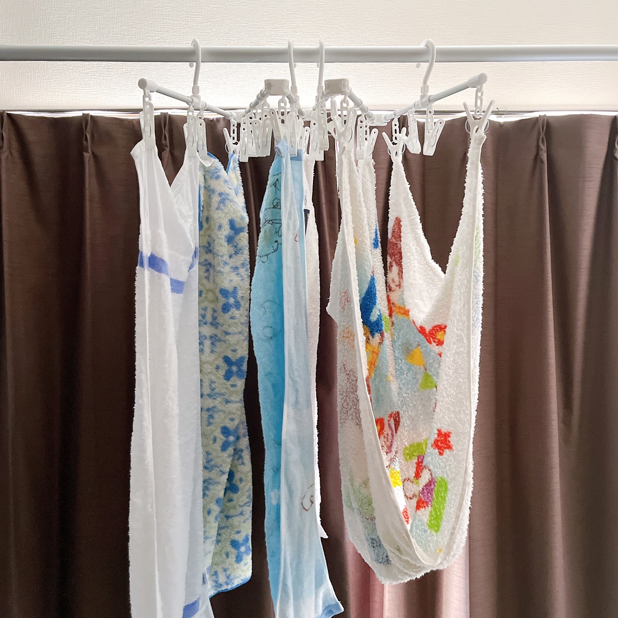 ニトリのオススメのグッズ「シーツが干せる伸縮アルミハンガー（24ピンチ）」