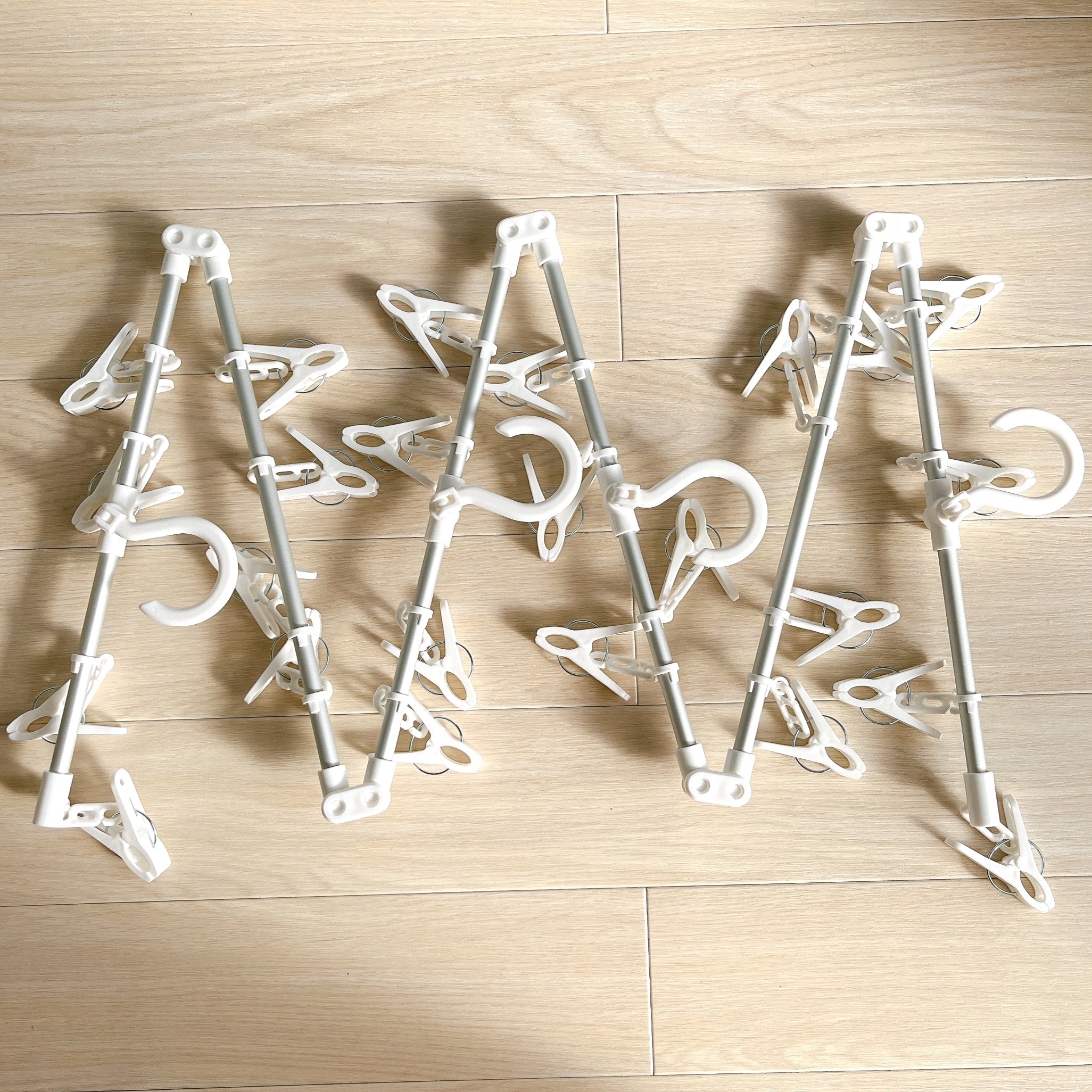 ニトリのオススメのグッズ「シーツが干せる伸縮アルミハンガー（24ピンチ）」