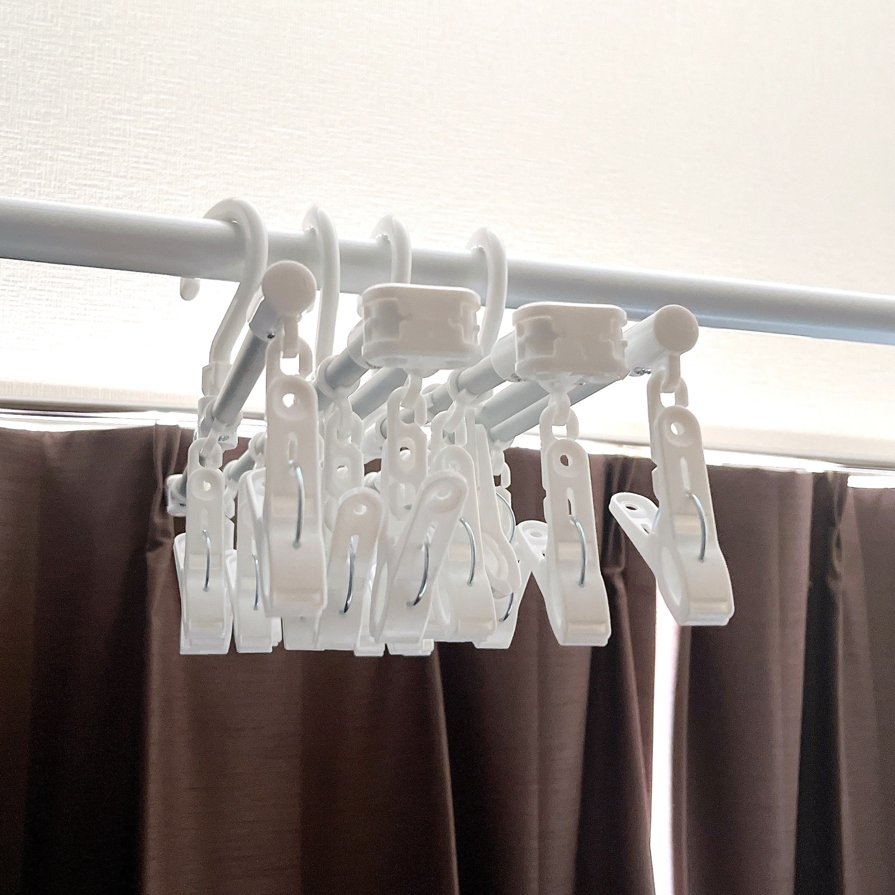 ニトリのオススメのグッズ「シーツが干せる伸縮アルミハンガー（24ピンチ）」