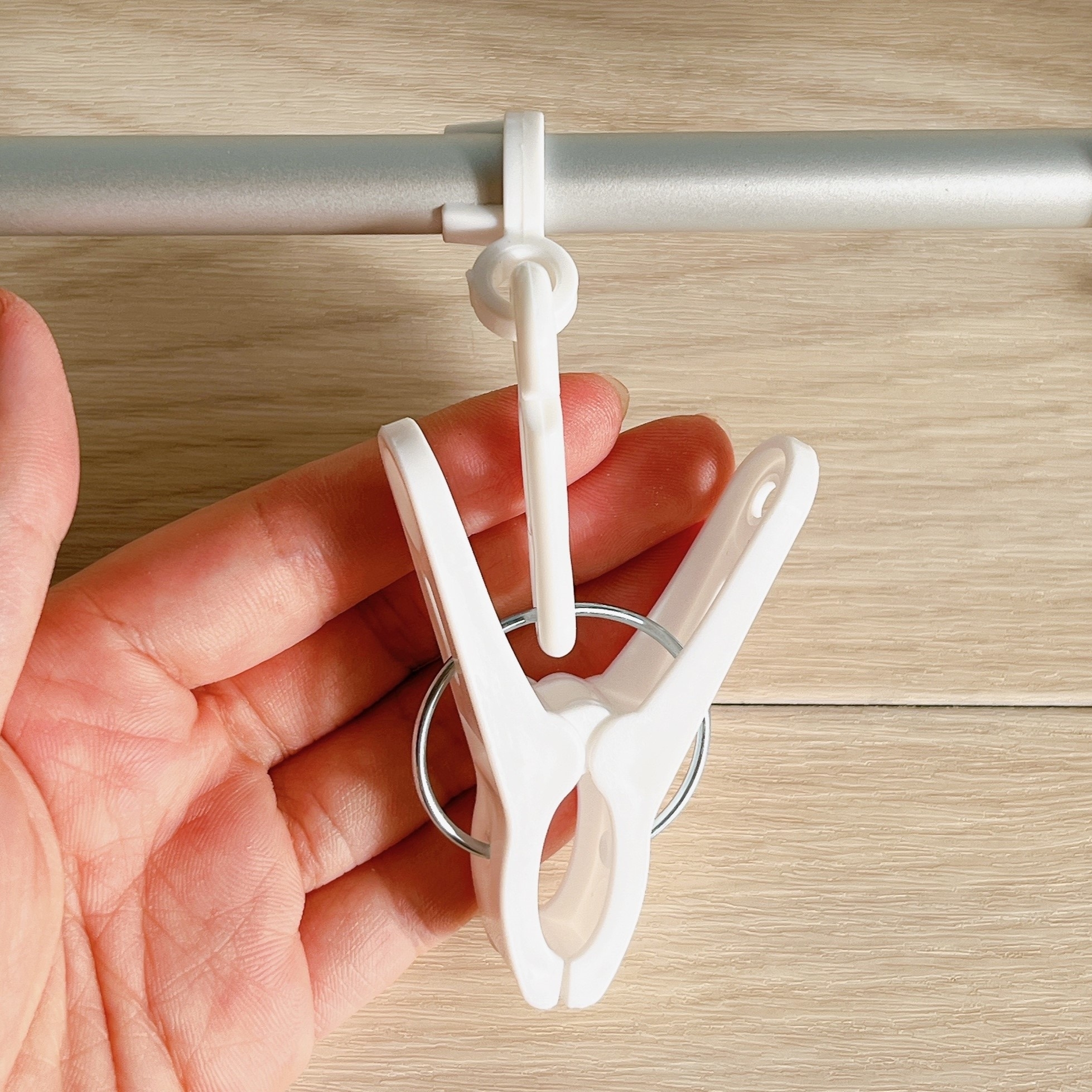 ニトリのオススメのグッズ「シーツが干せる伸縮アルミハンガー（24ピンチ）」