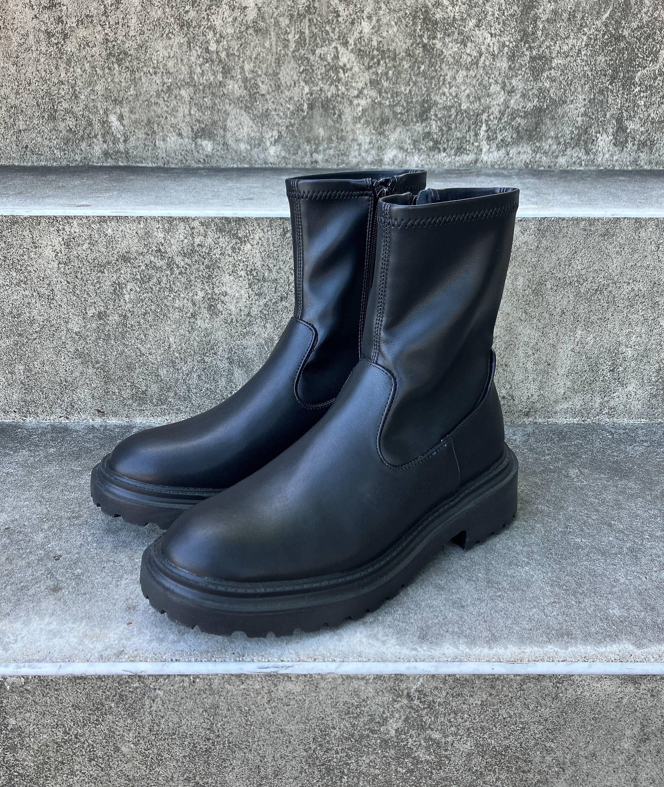 GU(ジーユー)のおすすめブーツ「ウルトラストレッチボリュームソールブーツ」