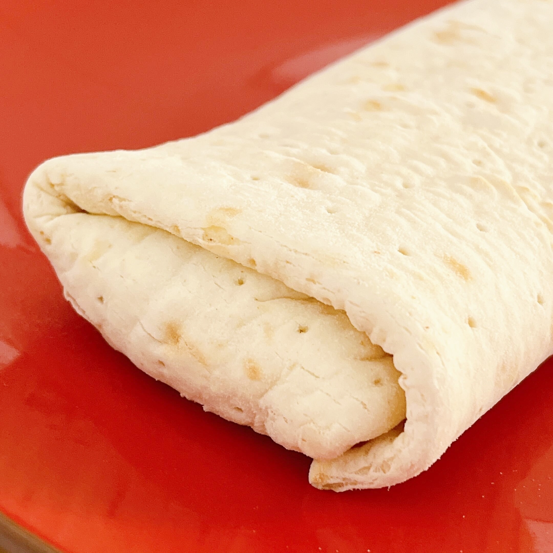 セブン-イレブンのオススメの新商品「ブリトー濃厚トマトクリームのラザニアソース」