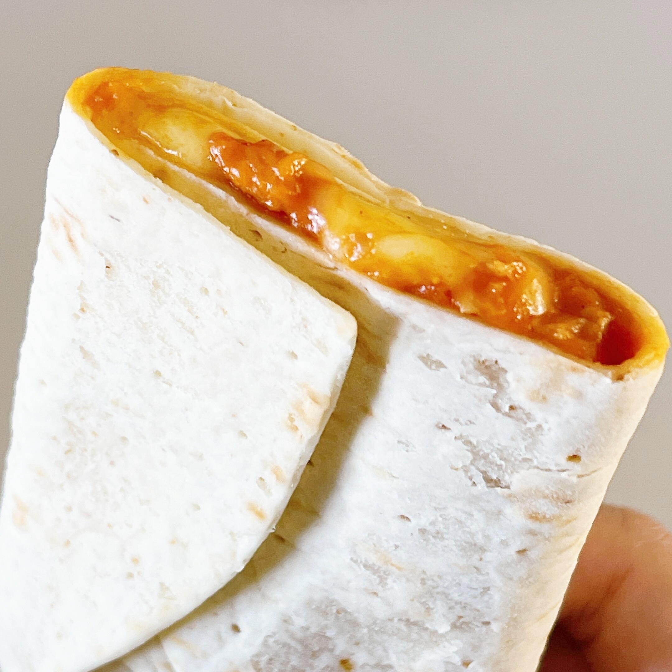 セブン-イレブンのオススメの新商品「ブリトー濃厚トマトクリームのラザニアソース」