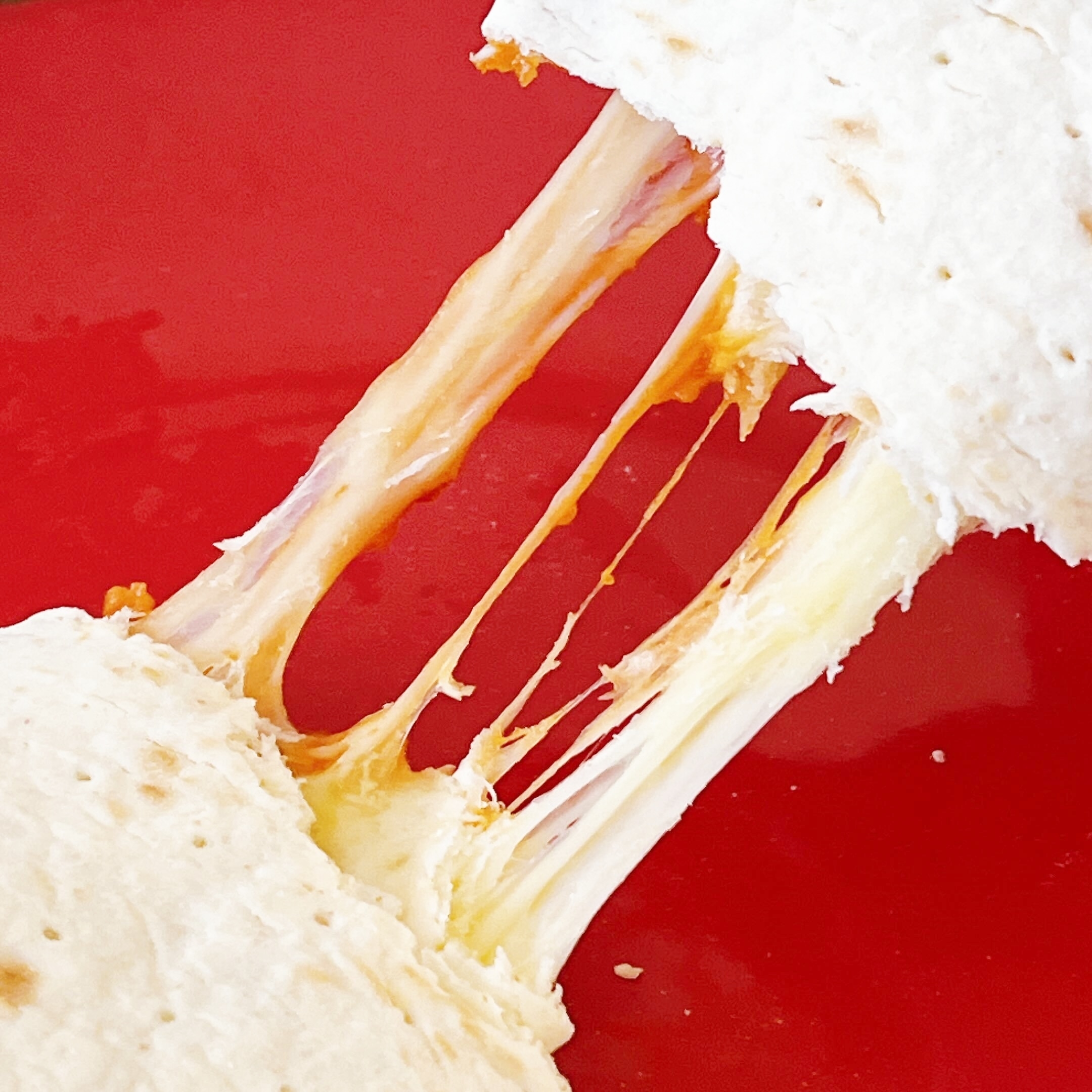 セブン-イレブンのオススメの新商品「ブリトー濃厚トマトクリームのラザニアソース」