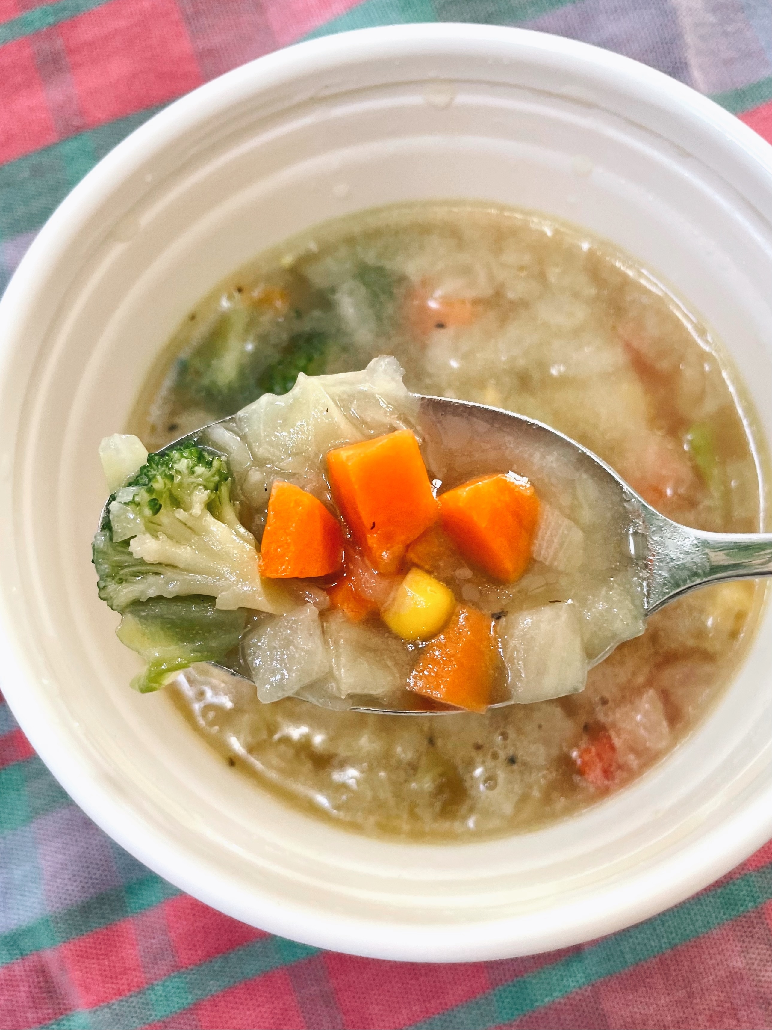 ファミマのオススメスープ「1/3日分野菜使用コンソメスープ」