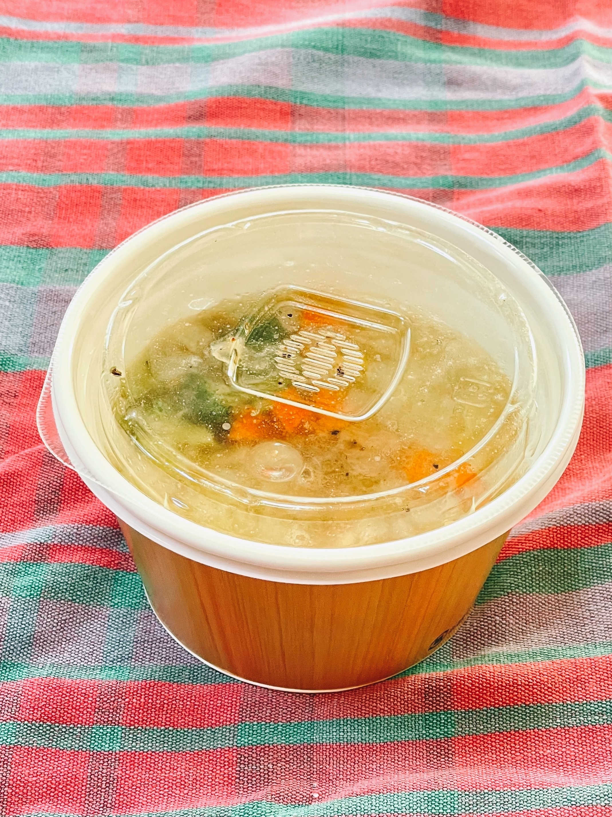 ファミマのオススメスープ「1/3日分野菜使用コンソメスープ」