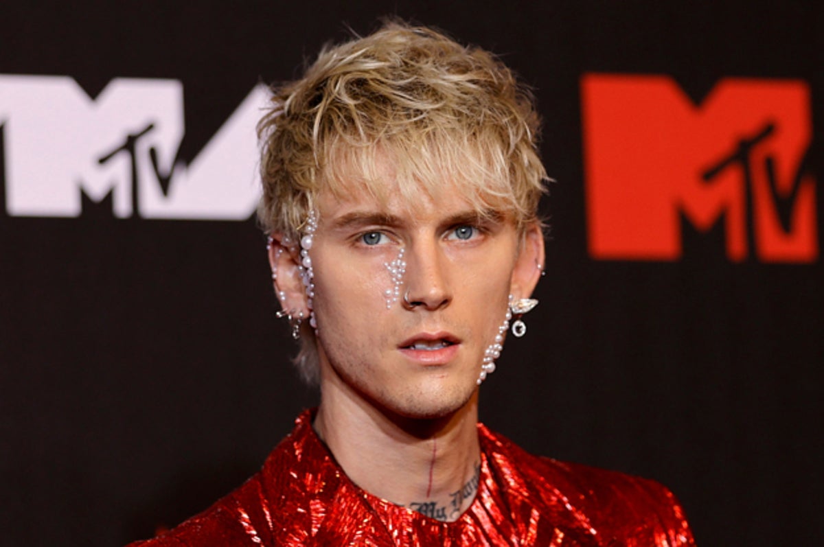 Machine Gun Kelly Responds to Criticism of F1 Grand Prix Interview