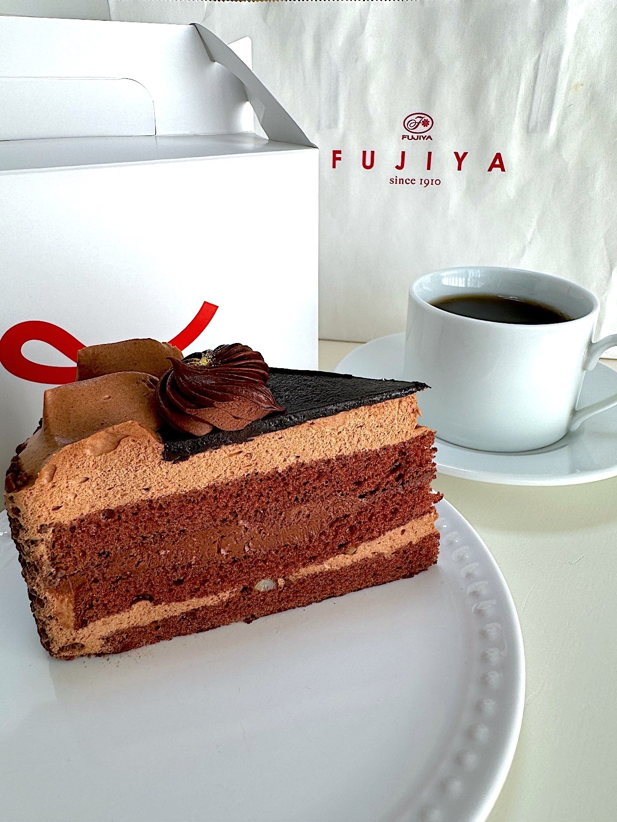 不二家のオススメのケーキ「プレミアムチョコ生ケーキ」