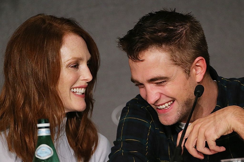 Closeup of Julianne Moore and Robert Pattinson