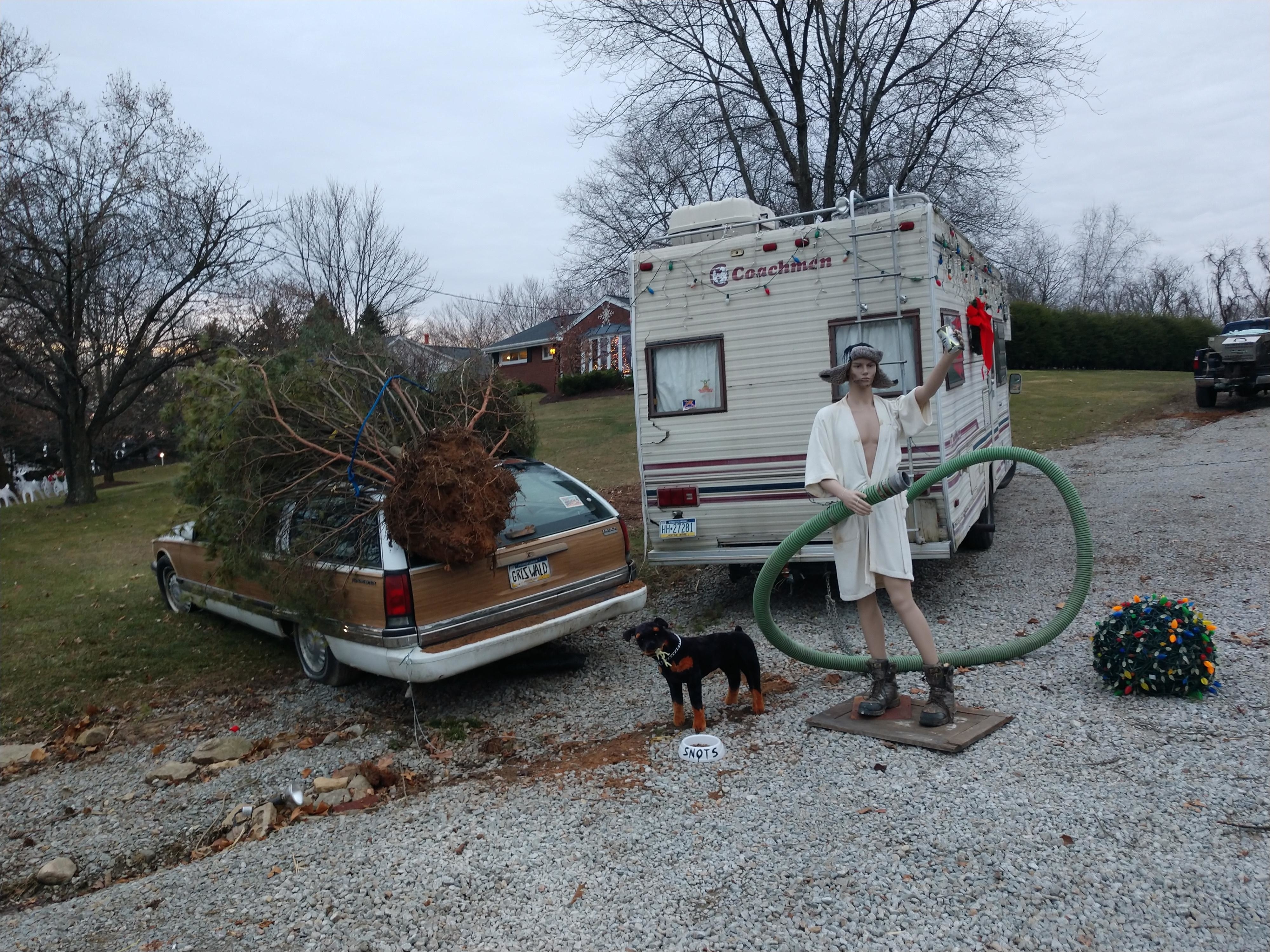 A lawn decorated like "Christmas Vacation"